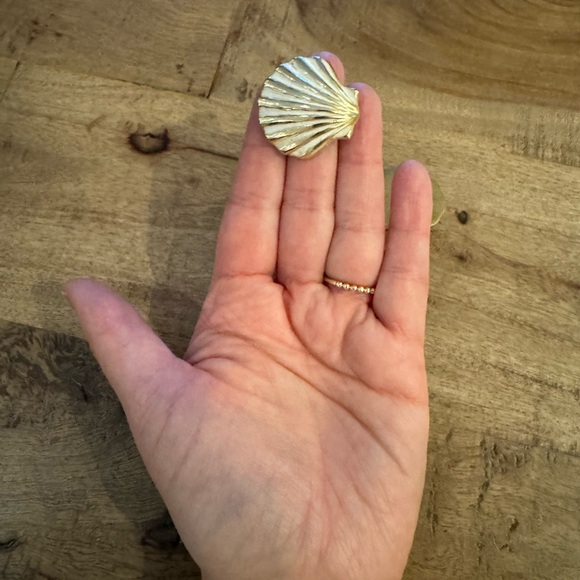 Vintage Gold and Cream Shell Earrings - Picture 4 of 4